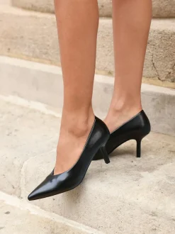 Linzi Bellamy V-Shaped Closed Toe Court Heels Black Discount